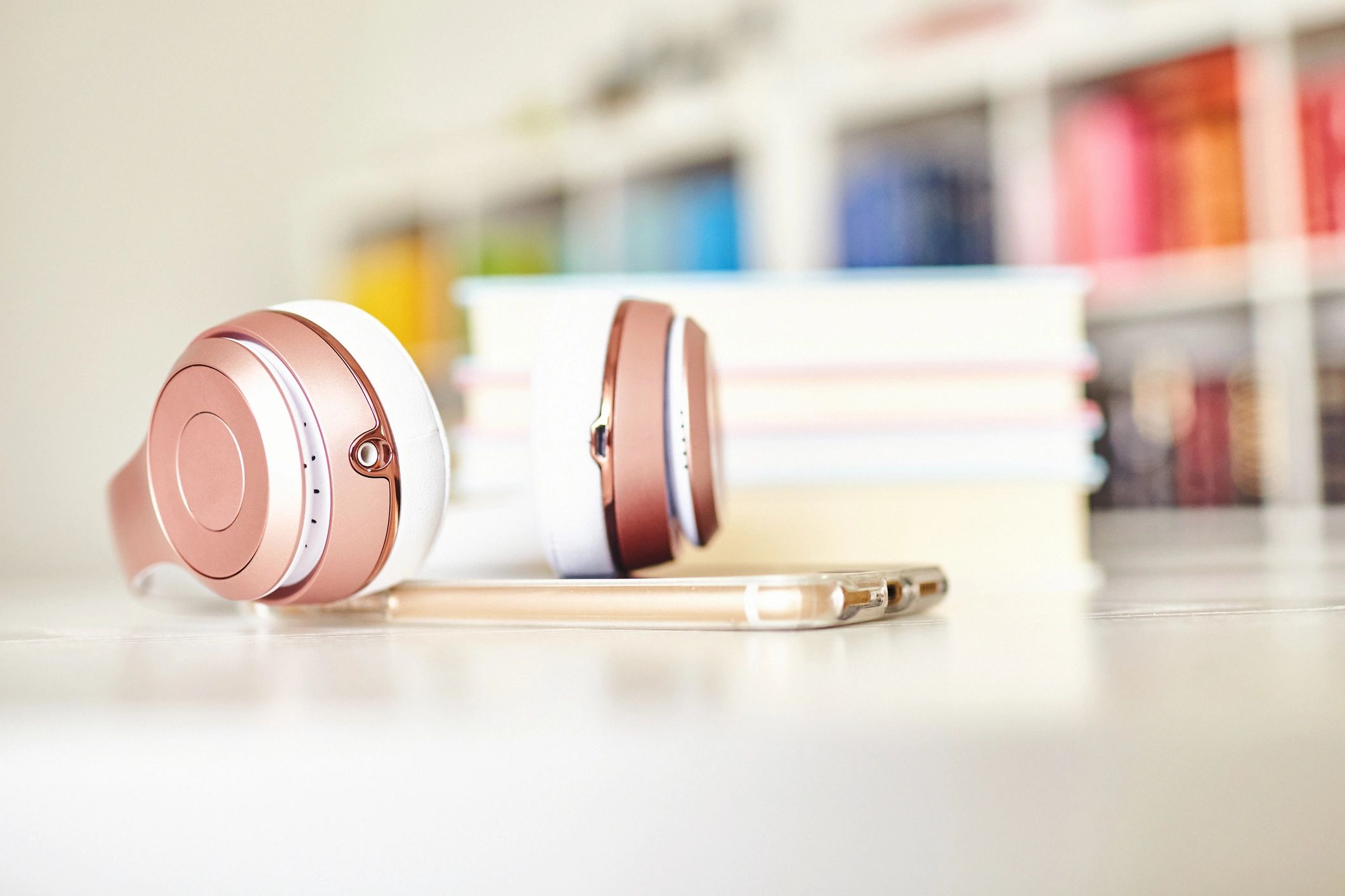 Escritorio con auriculares y dispositivos modernos