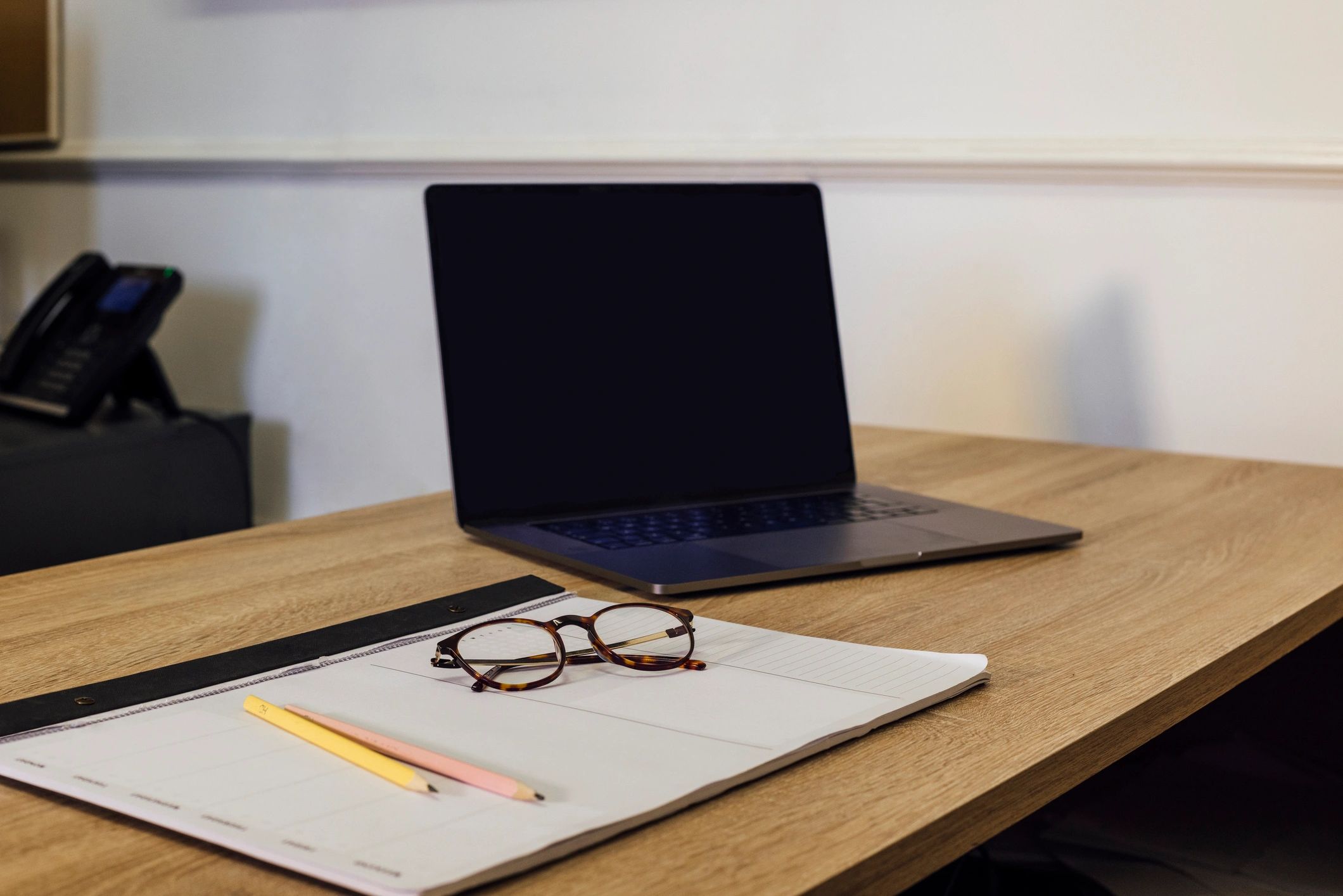 Escritorio con portátil y agenda para planificar comparativas de compra