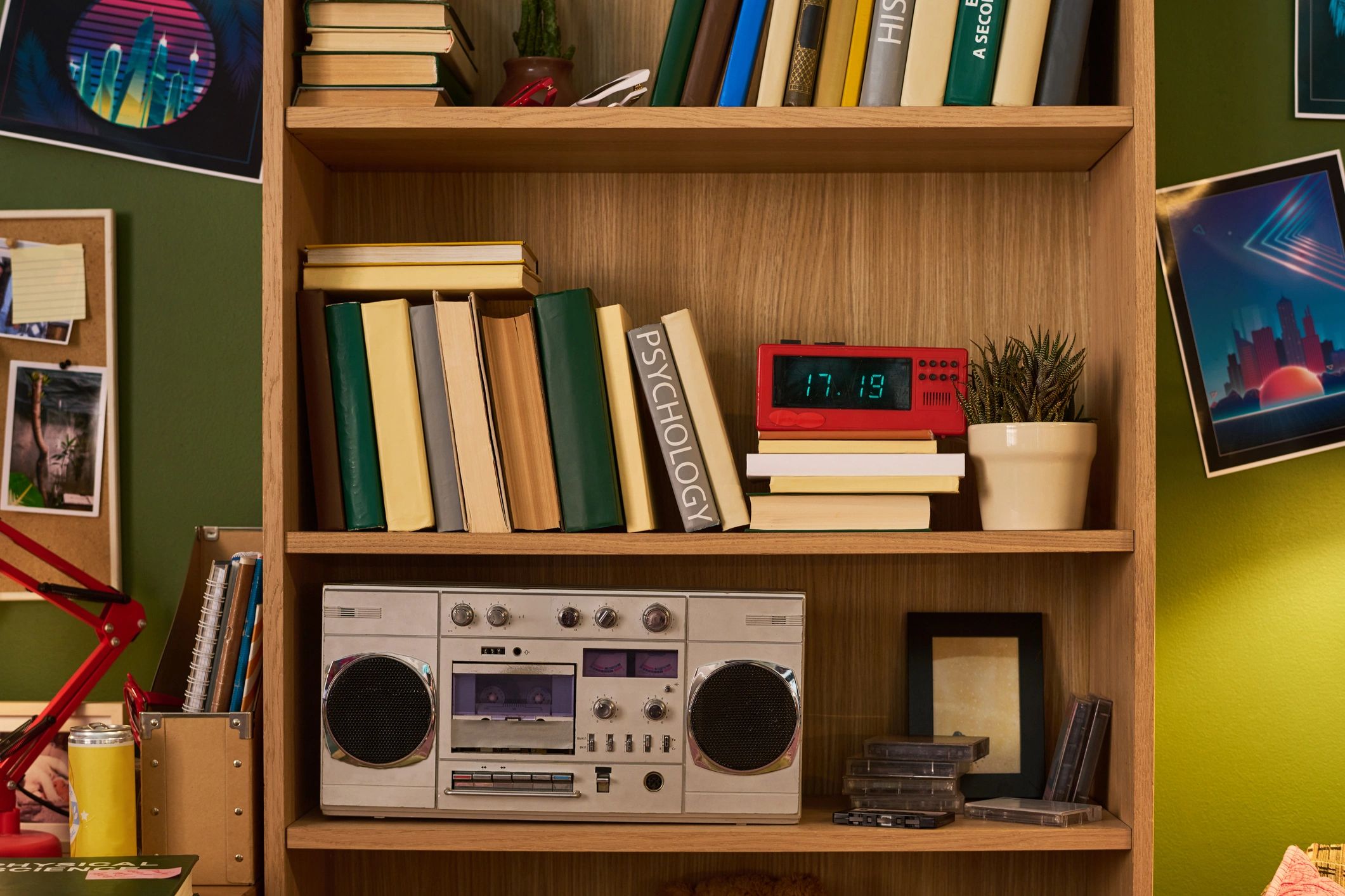 Altavoz portátil sobre estantería decorativa